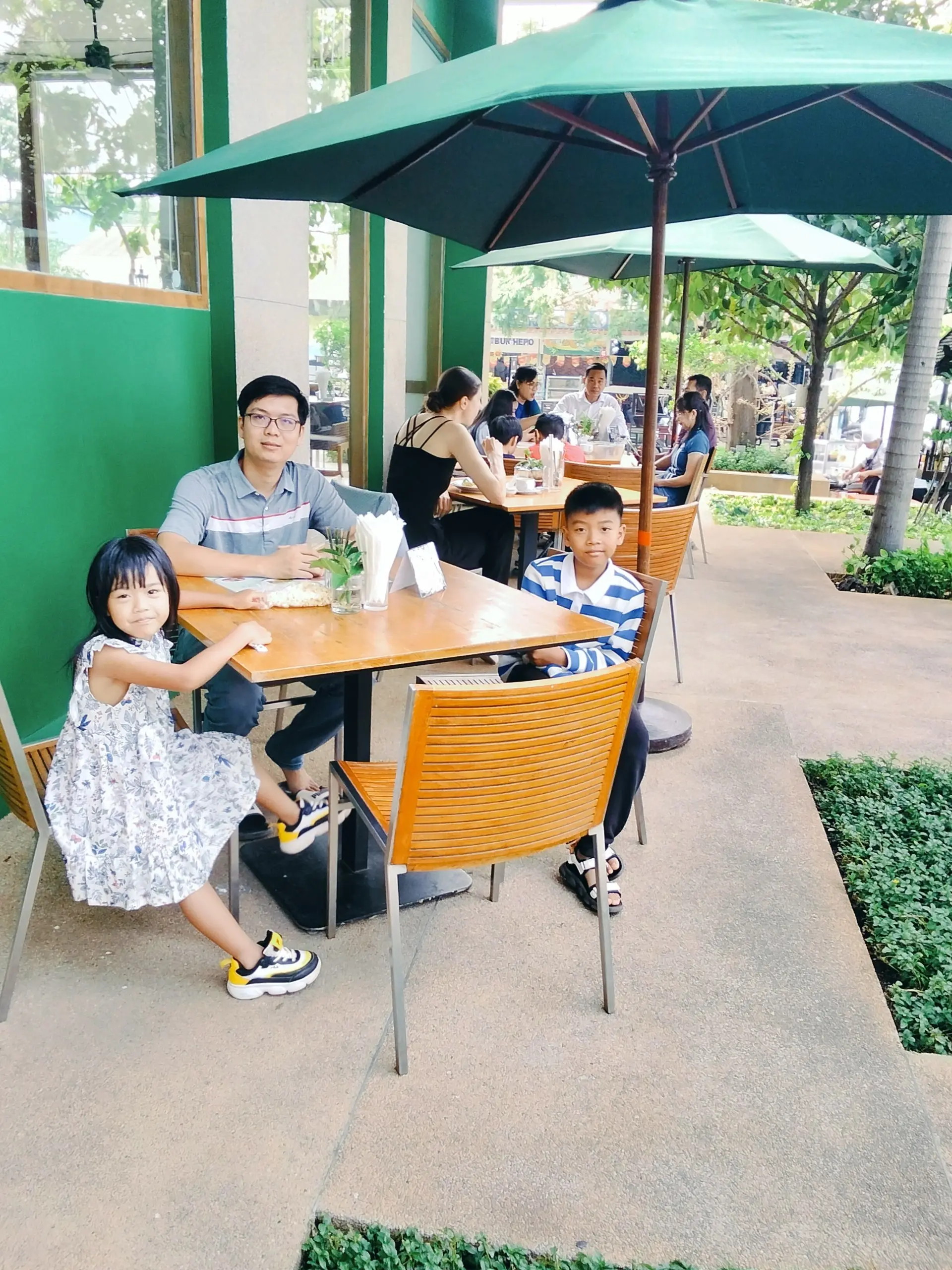 Dining Moment